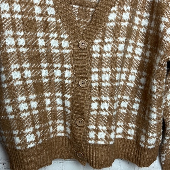 Almost Famous Tan and White plaid Print Sweater Twinset - Picture 2 of 13